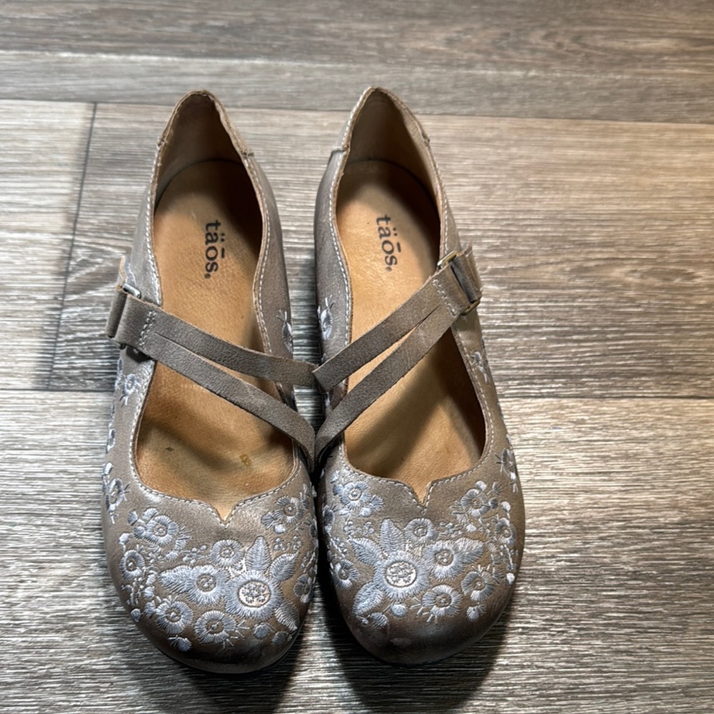 Taos Footwear tan  Floral Flats woman’s size 39 (b97)